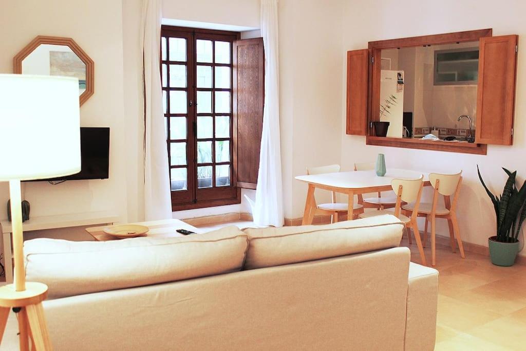 Fancy Apartment In A Historic House, Chiclana City Center By C. Dreams Chiclana de la Frontera Buitenkant foto